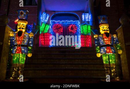 Weihnachtsdekorationen im Dyker Heights - einem Viertel in Brooklyn, das für seine extravaganten Ausstellungen zu Weihnachten bekannt ist. New York, USA Stockfoto