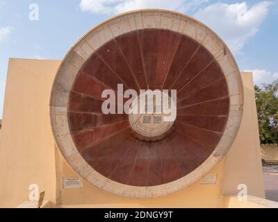 JAIPUR, INDIEN - 21. MÄRZ 2019: Eine kreisförmige Sonnenuhr, nadi valaya yantra, bei jantar matar in jaipur Stockfoto