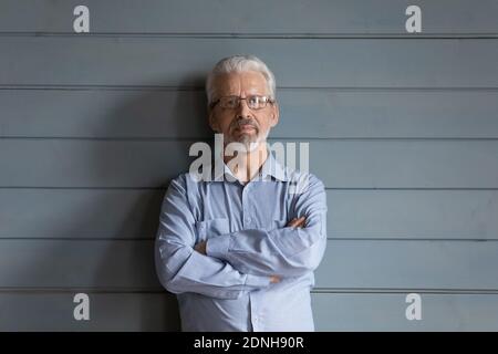 Porträt von schweren nachdenklichen mittleren Alters sechziger Jahre grauhaarigen Mann. Stockfoto