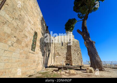 Ein genauerer Blick auf das Gebäude des Grabes des Propheten Samuel in Jerusalem, Israel Stockfoto