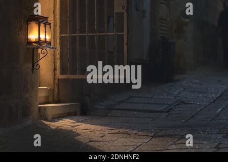 Menorah in einer Glasbox - beleuchtet am Eingang zu einem alten Gebäude im jüdischen Viertel in der Altstadt, Jerusalem, Israel Stockfoto