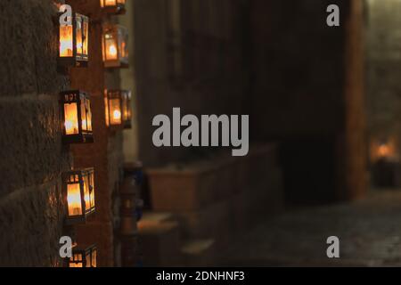 Viele Menorahs sind am Eingang zu einem alten Gebäude im jüdischen Viertel der Altstadt, Jerusalem, Israel, beleuchtet Stockfoto