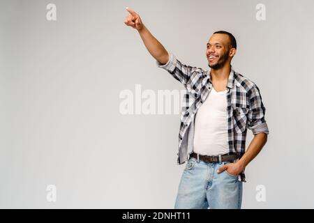 Junger afroamerikanischer Mann drückt oder drückt Taste auf virtuell Angezeigt Stockfoto