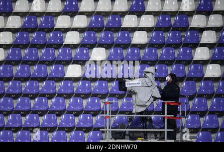 Aue, Germany. 17th Dec, 2020. Football: 2. Bundesliga, FC Erzgebirge Aue - Karlsruher SC, Matchday 12, at the Erzgebirge stadium. A cameraman stands behind his TV camera with FFP2 mask. Credit: Robert Michael/dpa-Zentralbild/dpa - IMPORTANT NOTE: In accordance with the regulations of the DFL Deutsche Fußball Liga and/or the DFB Deutscher Fußball-Bund, it is prohibited to use or have used photographs taken in the stadium and/or of the match in the form of sequence pictures and/or video-like photo series./dpa/Alamy Live News Stock Photo