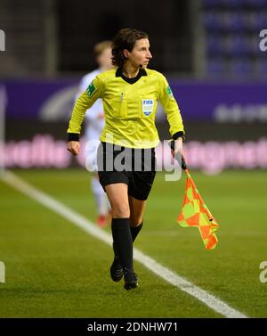 Aue, Germany. 17th Dec, 2020. Football: 2. Bundesliga, FC Erzgebirge Aue - Karlsruher SC, Matchday 12, at Erzgebirgsstadion. Assistant referee Katrin Rafalski runs with flag on the sidelines. Credit: Robert Michael/dpa-Zentralbild/dpa - IMPORTANT NOTE: In accordance with the regulations of the DFL Deutsche Fußball Liga and/or the DFB Deutscher Fußball-Bund, it is prohibited to use or have used photographs taken in the stadium and/or of the match in the form of sequence pictures and/or video-like photo series./dpa/Alamy Live News Stock Photo