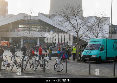 Berlin, Germany. 17th Dec, 2020. Homeless people queue up at the food counter at Alexanderplatz in Mitte. Frank Zander and his family support food trucks for the homeless and needy run by Caritas and Diakonie. Due to the Corona pandemic, his traditional Christmas party for the homeless and needy at the Estrel Hotel has to be cancelled this year. Credit: Gerald Matzka/dpa-Zentralbild/ZB/dpa/Alamy Live News Stock Photo