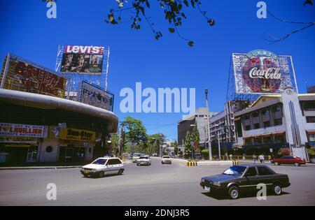 Verkehr auf dem Fuente Osmana Circle mit Blick auf den Osmena Boulevard in Cebu City auf der Insel Cebu in der Region Central Visayas auf den Philippinen. Stockfoto