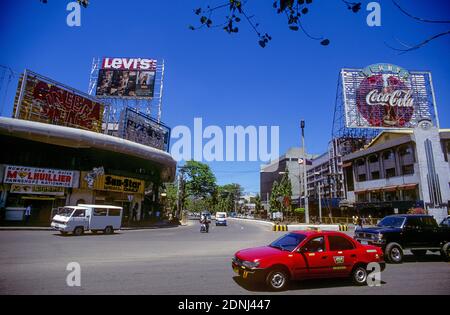 Verkehr auf dem Fuente Osmana Circle mit Blick auf den Osmena Boulevard in Cebu City auf der Insel Cebu in der Region Central Visayas auf den Philippinen. Stockfoto