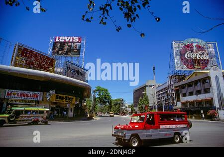 Verkehr auf dem Fuente Osmana Circle mit Blick auf den Osmena Boulevard in Cebu City auf der Insel Cebu in der Region Central Visayas auf den Philippinen. Stockfoto