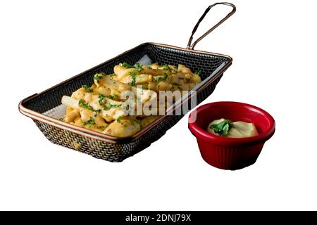 Klebriger Honig Chilischoten in würziger Sauce, Sesamsamen und grüne Zwiebeln in Nahaufnahme auf einem Teller auf dem Tisch. Horizontale Draufsicht von oben, Chil Stockfoto
