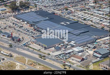 Kapstadt, Westkap / Südafrika - 11/26/2020: Luftaufnahme der Junxion Shopping Mall in Philippi Stockfoto