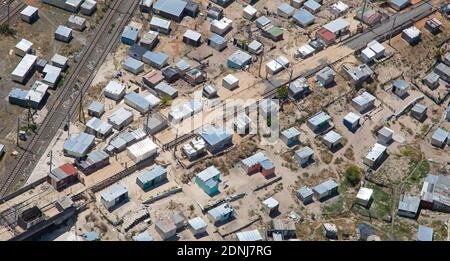 Kapstadt, Westkap / Südafrika - 11/26/2020: Luftaufnahme von Hütten auf einer Eisenbahnlinie in Philippi Stockfoto