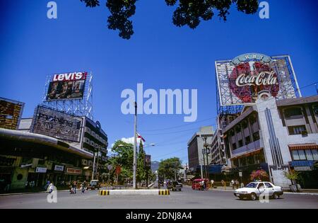 Verkehr auf dem Fuente Osmana Circle mit Blick auf den Osmena Boulevard in Cebu City auf der Insel Cebu in der Region Central Visayas auf den Philippinen. Stockfoto