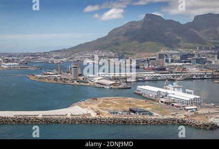 Kapstadt, Westkap / Südafrika - 11/26/2020: Luftaufnahme von V&A Waterfront Hubschrauberlandeplatz und Wellenbrecher mit Tafelberg im Hintergrund Stockfoto