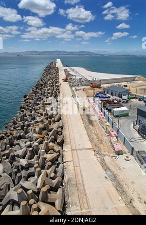 Kapstadt, Westkap / Südafrika - 11/26/2020: Luftaufnahme von V&A Waterfront Wellenbrecher Stockfoto