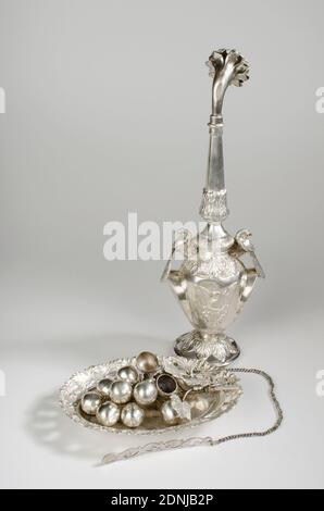 Attardani oder Dufthalter oder Rosenwasserhalter in Original Silber. Studioaufnahme Stockfoto