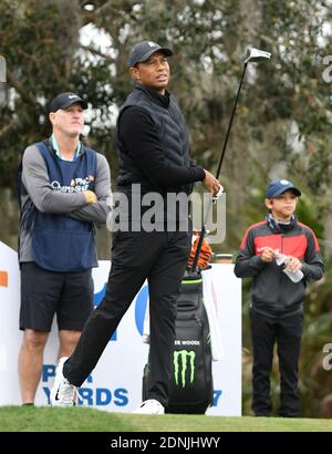 Orlando, Usa. Dezember 2020. Tiger Woods schlägt auf dem 10. Loch während der Pro-am Runde beim PNC Championship Golf Turnier im Ritz-Carlton Golf Club ab. Woods ist mit seinem 11-jährigen Sohn Charlie (rechts) gepaart. Kredit: SOPA Images Limited/Alamy Live Nachrichten Stockfoto
