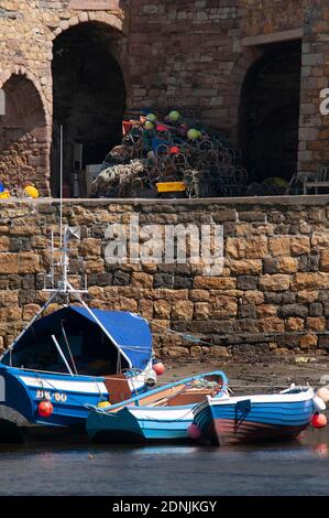 Fishning Boote im Hafen von Beadnell, Northumberland Stockfoto