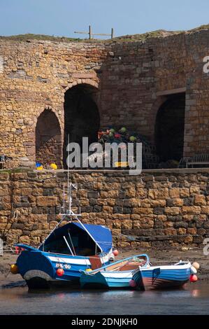 Fishning Boote im Hafen von Beadnell, Northumberland Stockfoto