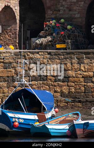 Fishning Boote im Hafen von Beadnell, Northumberland Stockfoto