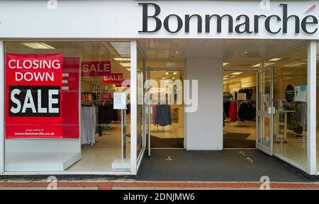 Bonmarche-Geschäft schließt Verkauf in Corby Stadtzentrum, Nhants, England an einem nassen, miserablen Wintertag, Dezember 2020. Stockfoto