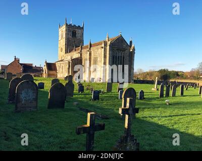 Eine typische und traditionelle Dorfkirche und Friedhof in der Englische Landschaft Stockfoto