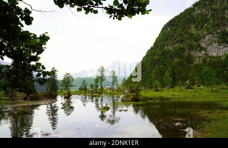Malerischer Blick auf den See und die Berge gegen Sky Stockfoto