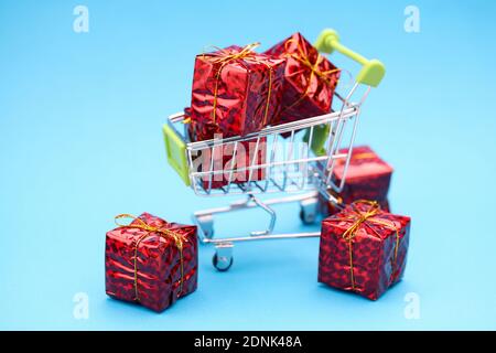 Viele rote Neujahr Geschenke liegen im Lebensmittelkorb Stockfoto