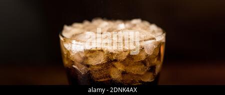 Nahaufnahme Panorama-Bannerbild von Cold Funking Cola sodar Softdrink im Glas mit Schaumstoffblase Stockfoto