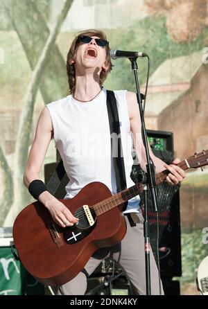 Cornish Punk-Folk Band, The Crowns Auftritt auf dem Larmer Tree Festival, Großbritannien Stockfoto