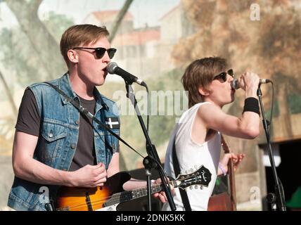 Cornish Punk-Folk Band, The Crowns Auftritt auf dem Larmer Tree Festival, Großbritannien Stockfoto