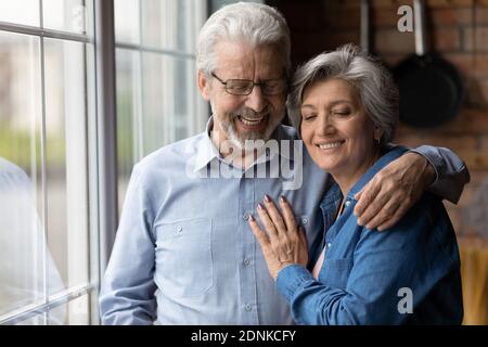 Liebevolle ältere Familie Paar genießen zarten süßen Moment. Stockfoto