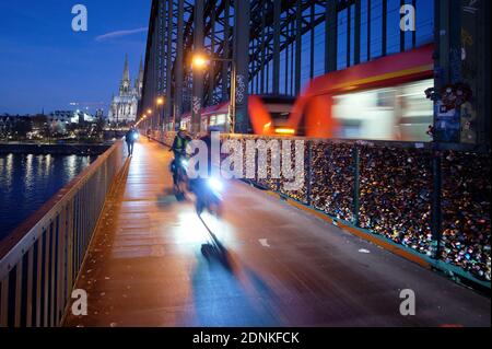 Köln, Deutschland. Dezember 2020. Nur wenige Leute sind in den Morgenstunden auf der meist sehr belebten Hohenzollernbrücke. Seit dem 16. Dezember gibt es eine landesweite Sperre, die Bund und Länder beschlossen haben. Quelle: Henning Kaiser/dpa/Alamy Live News Stockfoto