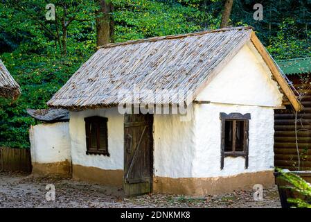 Traditionelles weißes slawisches Haus mit Strohdach. Stockfoto