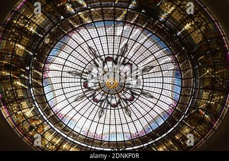 Abgerundete Buntglasdecke im alten historischen Gebäude. Glasmalerei Decke mit schönen verzierten Mustern und geometrischen Formen. Mendoza, Argentinien Stockfoto