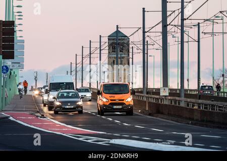 Verkehr auf der Deutzer Brücke, im Hintergrund der St. Heribert Kirchturm Stockfoto