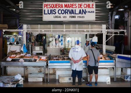 Santiago de Chile, Chile - Februar, 2020: Fischhändler mit rohem Fisch auf dem Fischmarkt auf dem Mercado Central bei Santiago de Chile Stockfoto