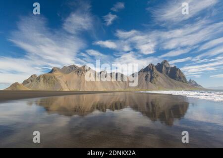 Blick auf das Vestrahorn, Teil der Klifatindur-Bergkette, Stokksnes, Island Stockfoto