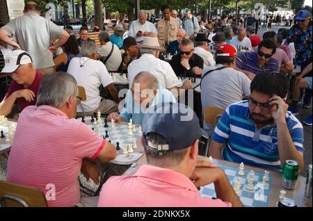 Santiago de Chile, Chile - Februar, 2020: Ältere Männer spielen Schach im Freien auf der Straße im Park auf dem Hauptplatz der Stadt Plaza de Armas in Santiago Stockfoto