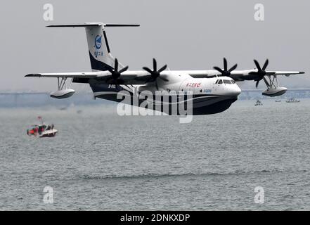 Peking, Chinas Provinz Shandong. Juli 2020. Ein amphibisches Flugzeug der AG600 'Kunlong' fliegt vor Qingdao, der ostchinesischen Provinz Shandong, am 26. Juli 2020 über dem Meer. Chinas einheimisch entwickeltes großes amphibisches Flugzeug AG600 gelang in Qingdao sein Erstflug über Meer. Quelle: Li Ziheng/Xinhua/Alamy Live News Stockfoto