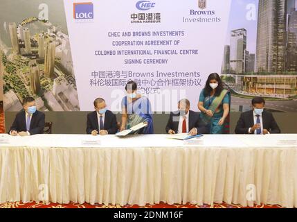 Colombo. Dezember 2020. Vertreter der China Harbour Engineering Company (CHEC) und Sri Lankas Browns Investments nehmen an einer Unterzeichnungszeremonie für das Kooperationsabkommen des Colombo International Financial Center in Colombo, Sri Lanka, am 17. Dezember 2020 Teil. Quelle: Xinhua/Alamy Live News Stockfoto