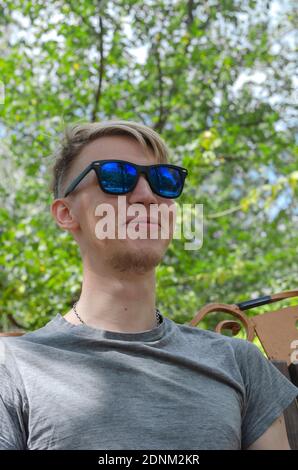 Porträt eines jungen Mannes über zu lachen. 21-jähriger europäischer Mann mit blondem Haar, zweiter Weg vom Lachen. Stockfoto