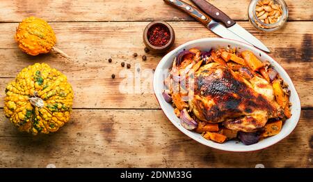 Appetitlich gebackenes Rebhuhn mit Kürbis.Gebratenes Fleisch Stockfoto
