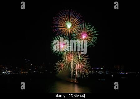 Buntes Feuerwerk über Pattaya Strand während des Internationalen Festivals, Feier für Neujahr Stockfoto