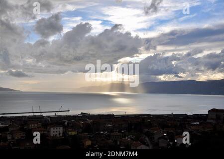 Sonnenstrahlen durch Wolken auf dem Meer.dramatische Wolkenlandschaft über dem Meer.dramatische Sonnenuntergang über dem Meer. Sonnenstrahlen, die durch Wolken ziehen. Stockfoto