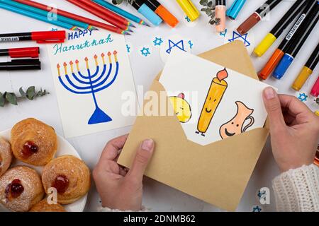 Jüdische Feiertag Chanukka Grußkarten auf grauem Beton Hintergrund. Hanukkah Food Donuts. Draufsicht, flaches Lay, Mockup Stockfoto