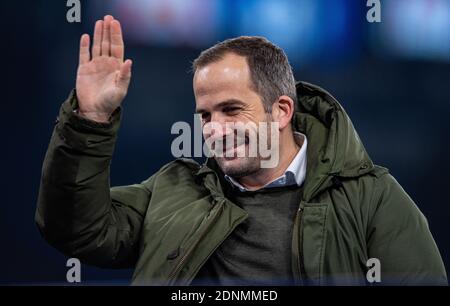 Gelsenkirchen, Deutschland. Dezember 2020. Fußball: Bundesliga, FC Schalke 04 - Bayer Leverkusen, Matchday 10 in der Veltins Arena. Schalkes Trainer Manuel Baum steht vor dem Spiel an der Seitenlinie und hebt die Hand. Nach konsequenten Medienberichten hat sich der Fußball-Bundesligisten FC Schalke 04 von Trainer Baum getrennt. Quelle: Guido Kirchner/dpa/Alamy Live News Stockfoto