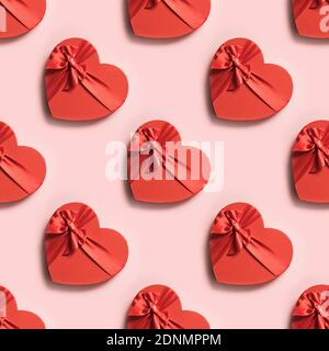 Valentinstag nahtlose Muster aus roten Herz-Boxen auf rosa Hintergrund. Grußkarte. Stockfoto