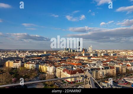 Wien, PRATER Österreich, 03.29.2019.Blick auf Wien oder Vene. Vene aus dem berühmten Prater Riesenrad, altes Riesenrad und berühmtes Wahrzeichen der Stadt. Stockfoto