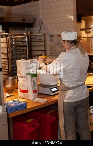 Bäckerinnen in der gewerblichen Bäckerei Stockfoto